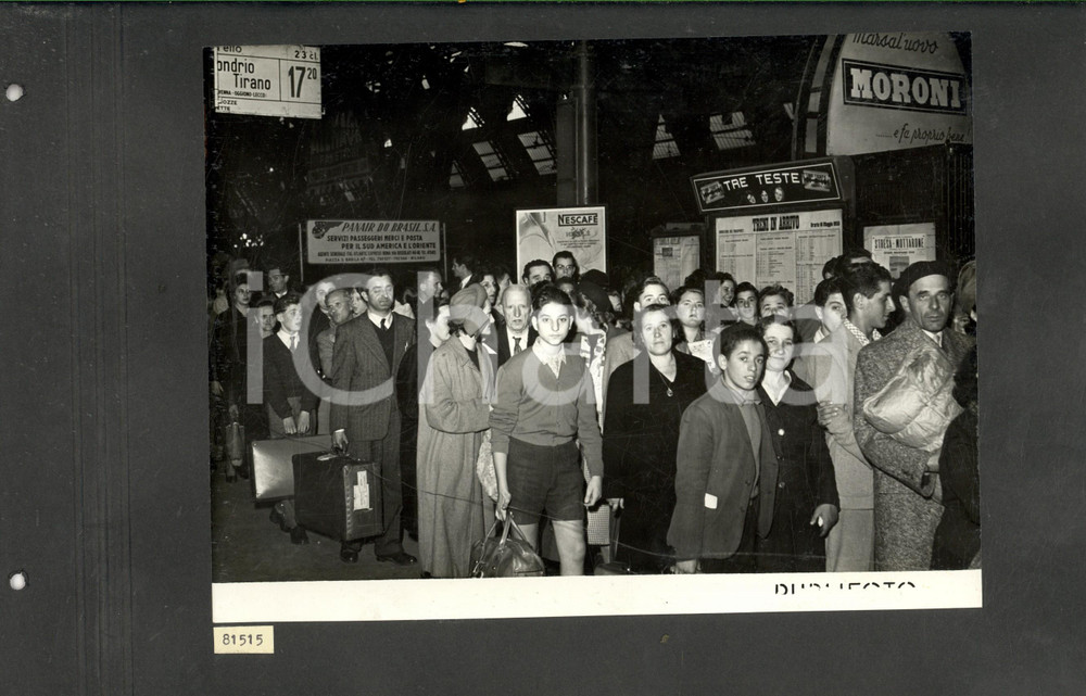 Fotografia d epoca originale 1950 MILANO Stazione CENTRALE Rientro musicisti del TEATRO ALLA SCALAFoto 1