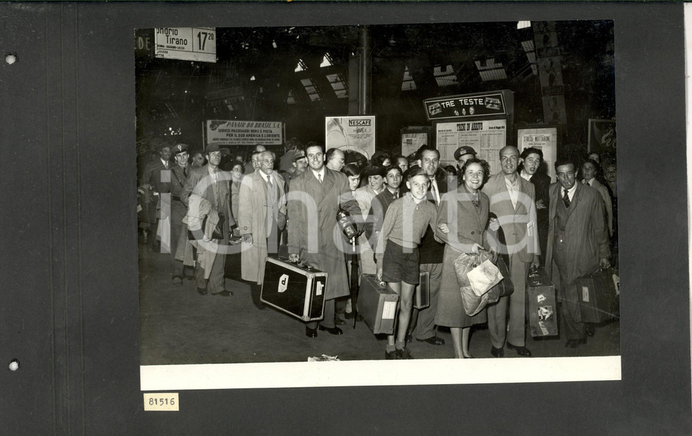 Fotografia d epoca originale 1950 MILANO Stazione CENTRALE Rientro musicisti del TEATRO ALLA SCALA  Foto 1