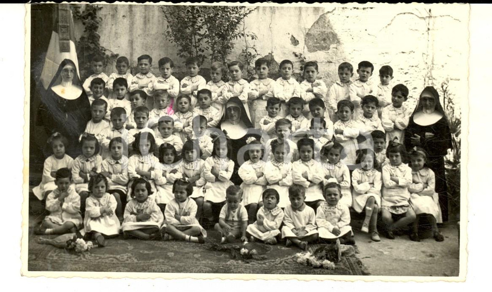 Fotografia d epoca originale 1940 ca AREA LOMBARDA Classe elementare con suore insegnanti Foto cartolina 1