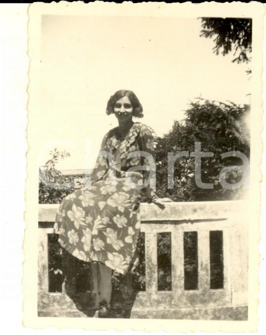 Fotografia d epoca originale 1933 SAN VITTORE OLONA Fanciulla in abito a fiori Foto VINTAGE 7x8 cm 1