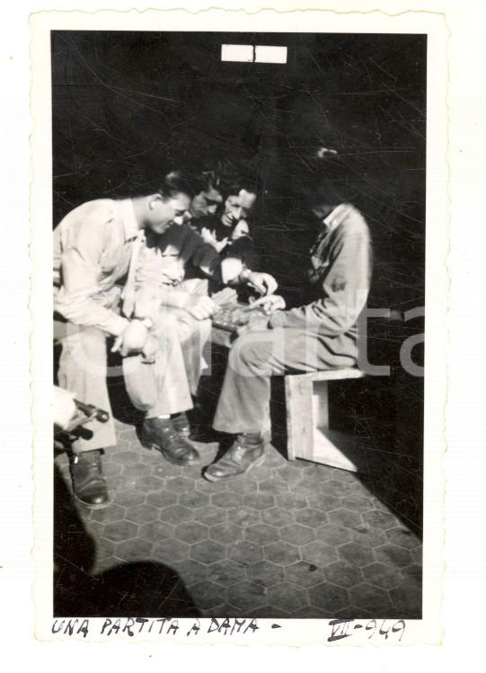 Fotografia d epoca originale 1949 COMO Una partita a dama tra giovani giocatori Fotografia anonima cm 6x9 1