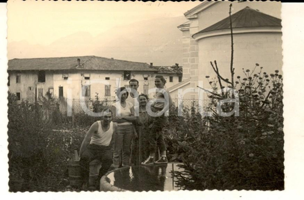 Fotografia d epoca originale 1950 ca SPORMINORE TN Una famiglia nell orto casalingo Foto VINTAGE 11x7 1