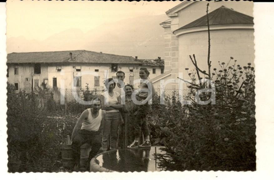 Fotografia d epoca originale 1950 ca SPORMINORE TN Una famiglia nell orto casalingo Foto VINTAGE 11x7 1