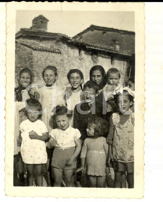 Fotografia d epoca originale 1940 AREA LOMBARDA Gruppo di bambini in una cascina Foto grafia anonima 7x8 1
