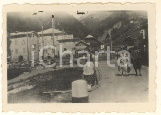 Fotografia d epoca originale 1933 CAMPITELLO DI FASSA Bambine con hotel MULINO ALLA POSTA Foto 7x5 cm 1