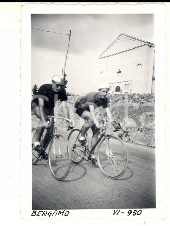 Fotografia d epoca originale 1950 CICLISMO BERGAMO Coppia di giovani su strada Foto VINTAGE 6x9 cm 1