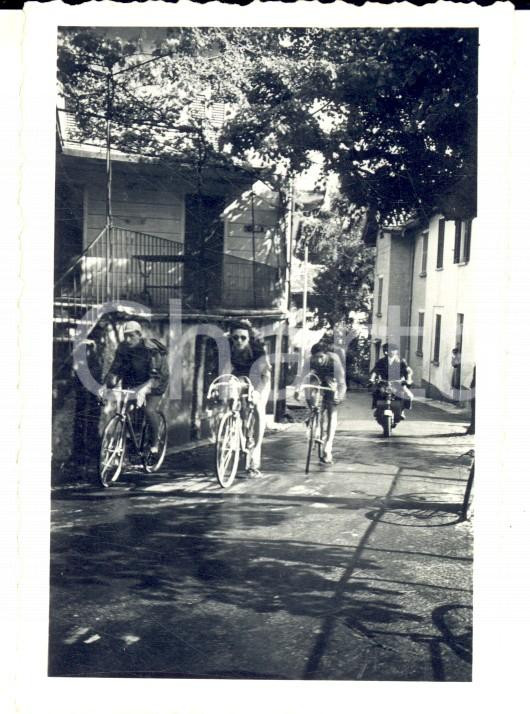 Fotografia d epoca originale 1950 CICLISMO BERGAMO Passaggio di una squadra giovanile Foto VINTAGE 6x9 1