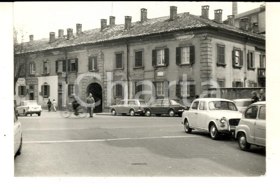Fotografia d epoca originale 1964 MILANO SPARITA Veduta di una piazza con trattoria Foto VINTAGE 11x7 cm 1