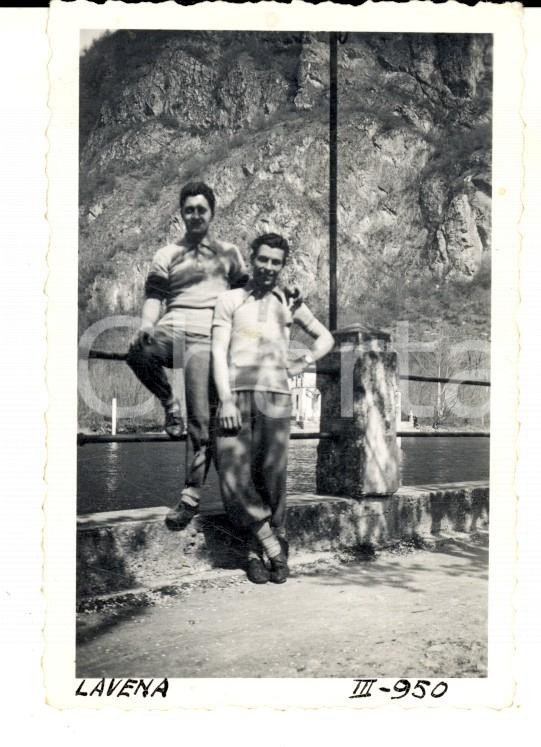 Fotografia d epoca originale 1950 LAVENA PONTE TRESA VA Ciclisti durante una sosta Foto 6x9 cm 1