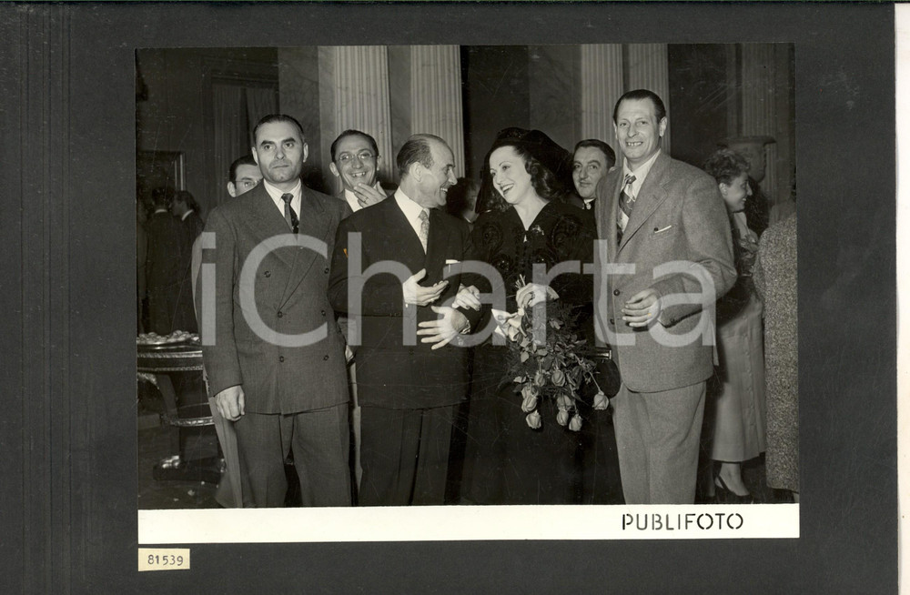 Fotografia d epoca originale 1950 MILANO TEATRO ALLA SCALA Ricevimento al rientro dalla tournÃ©e Foto 35x25 1