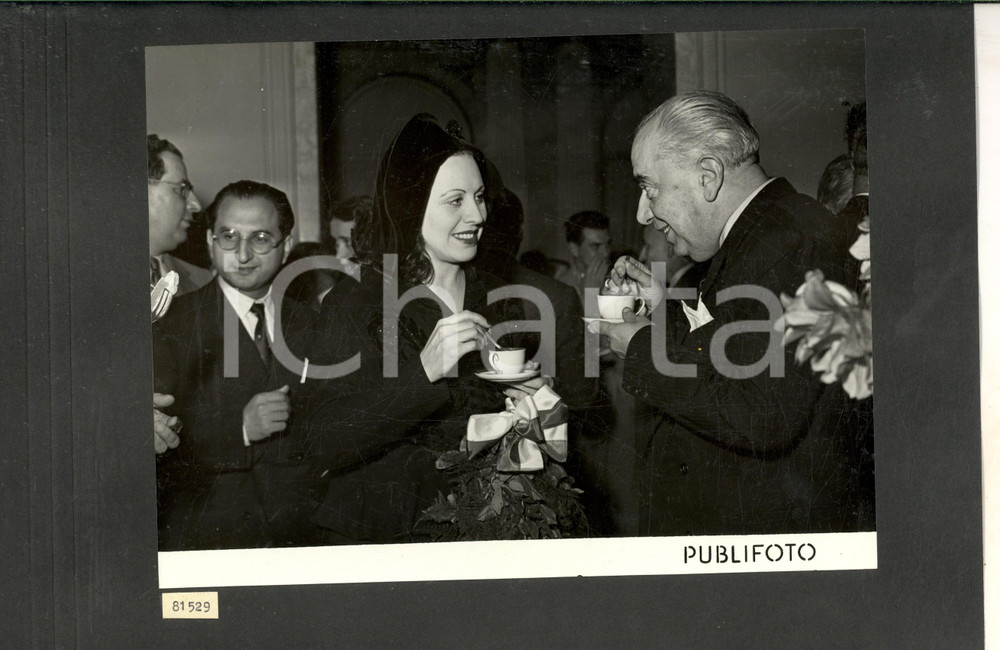 Fotografia d epoca originale 1950 MILANO TEATRO ALLA SCALA Cantanti al ricevimento dopo la tournée di Londra 1