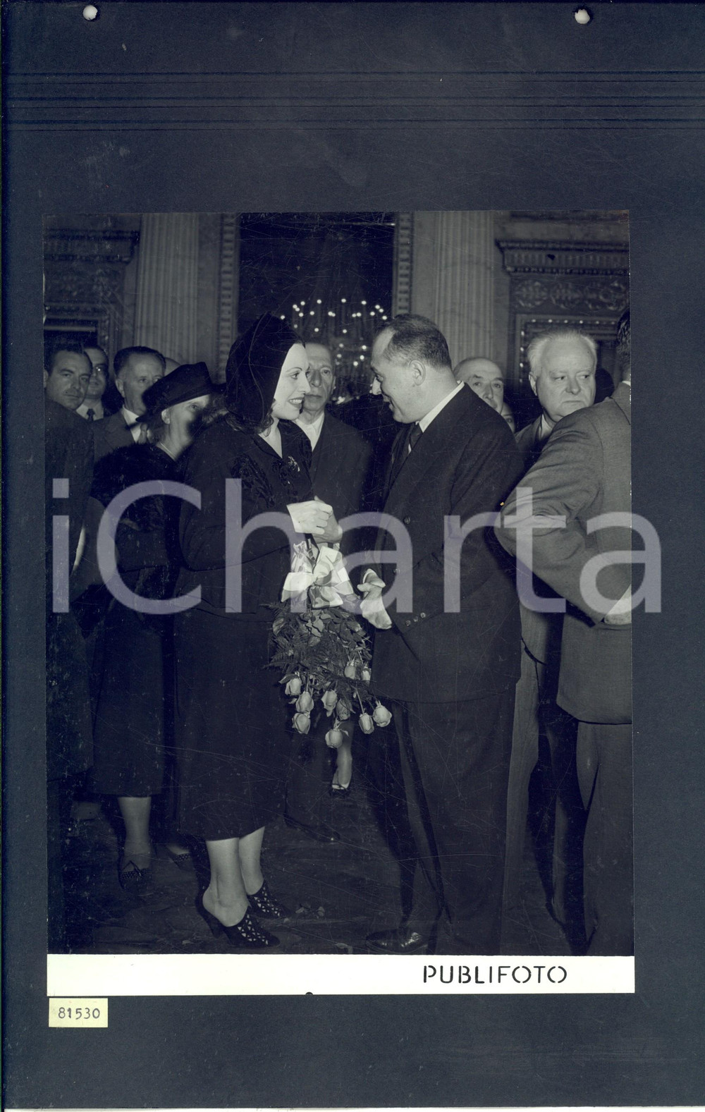 Fotografia d epoca originale 1950 MILANO TEATRO ALLA SCALA Fiori alle cantanti dopo la tournée Foto 25x35 1