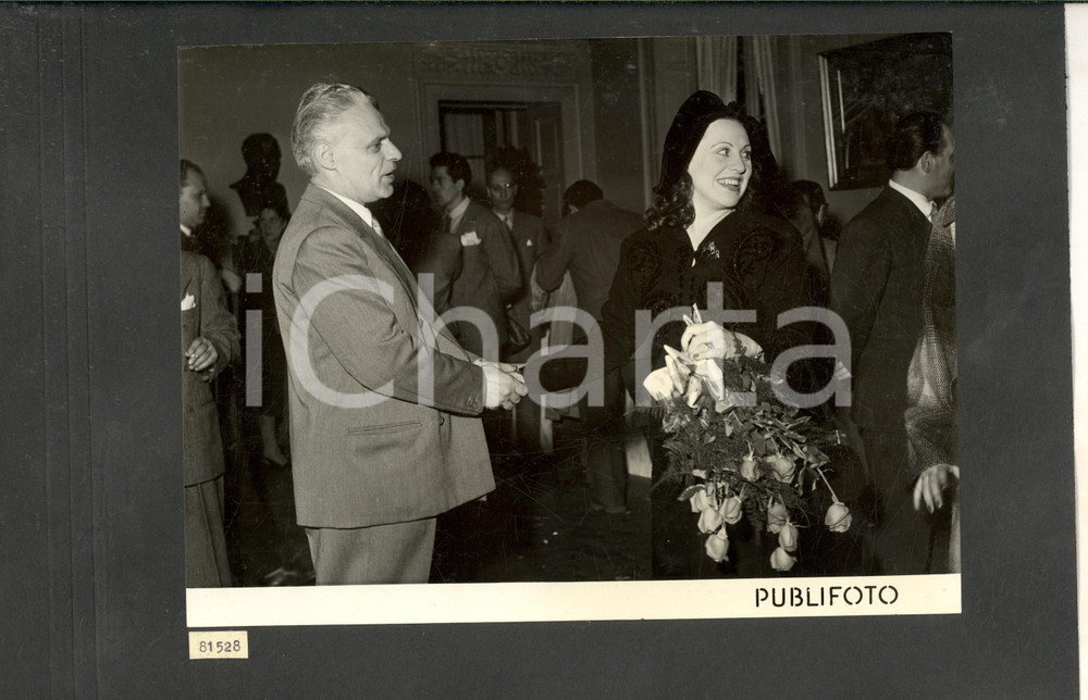 Fotografia d epoca originale 1950 MILANO TEATRO ALLA SCALA Antonio GHIRINGHELLI al ritorno da Londra Foto 1