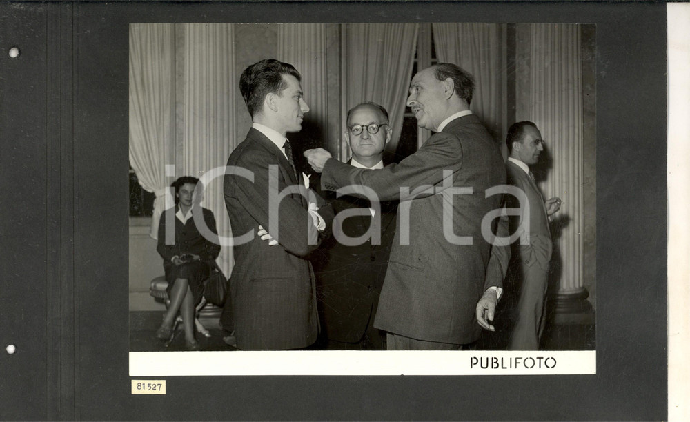 Fotografia d epoca originale 1950 MILANO TEATRO ALLA SCALA Guido CANTELLI al rientro dalla tournée Foto 35x25 1