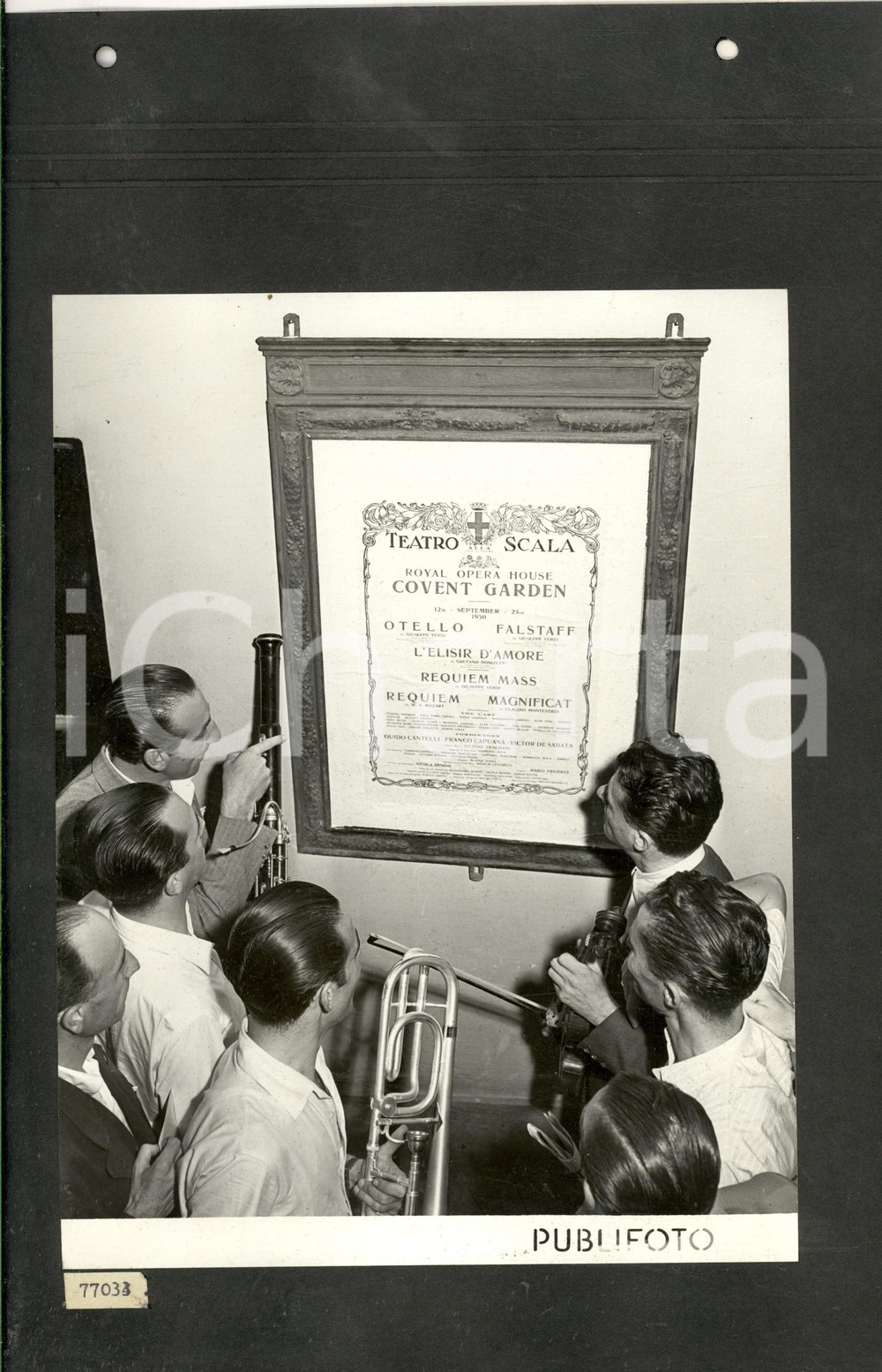 Fotografia d epoca originale 1950 MILANO TEATRO ALLA SCALA Musicisti con il manifesto della tournée Foto 1