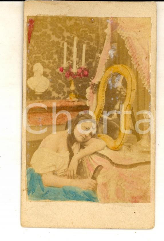Fotografia d epoca originale 1870 ca COSTUMI AMORE Fanciulla allo specchio Fotografia anonima colorata CDV 1