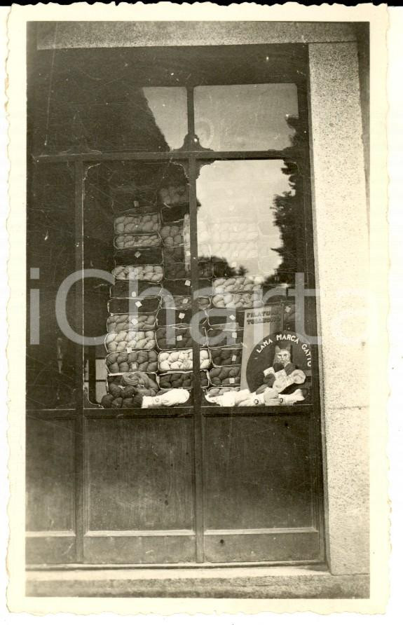 Fotografia d epoca originale 1940 ca MILANO Vetrina negozio di lane  FILATURA TOLLEGNO e GATTO Foto 7x11 1