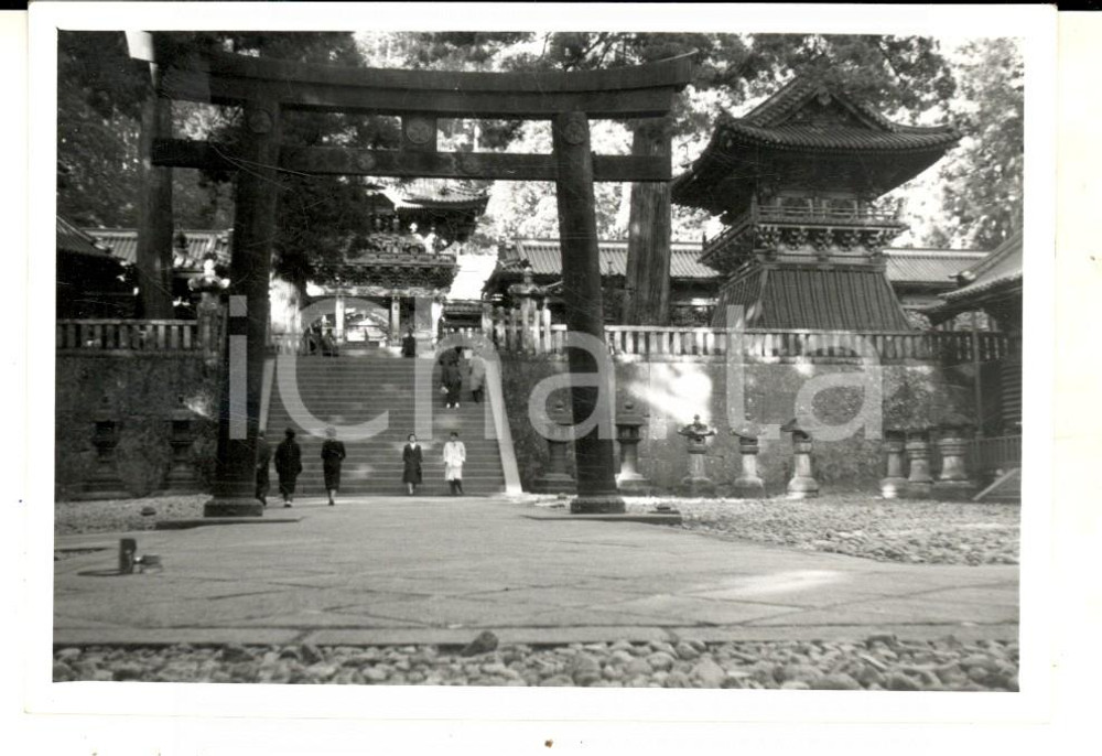 Fotografia d epoca originale 1958 KYOTO JAPAN Visitatori tra i grandi templi Fotografia VINTAGE 12x8 cm 1