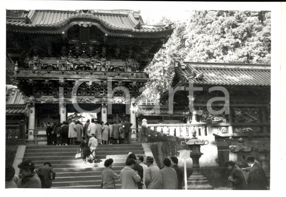 Fotografia d epoca originale 1958 KYOTO JAPAN Visitatori tra i grandi templi Foto VINTAGE 12x8 cm 1