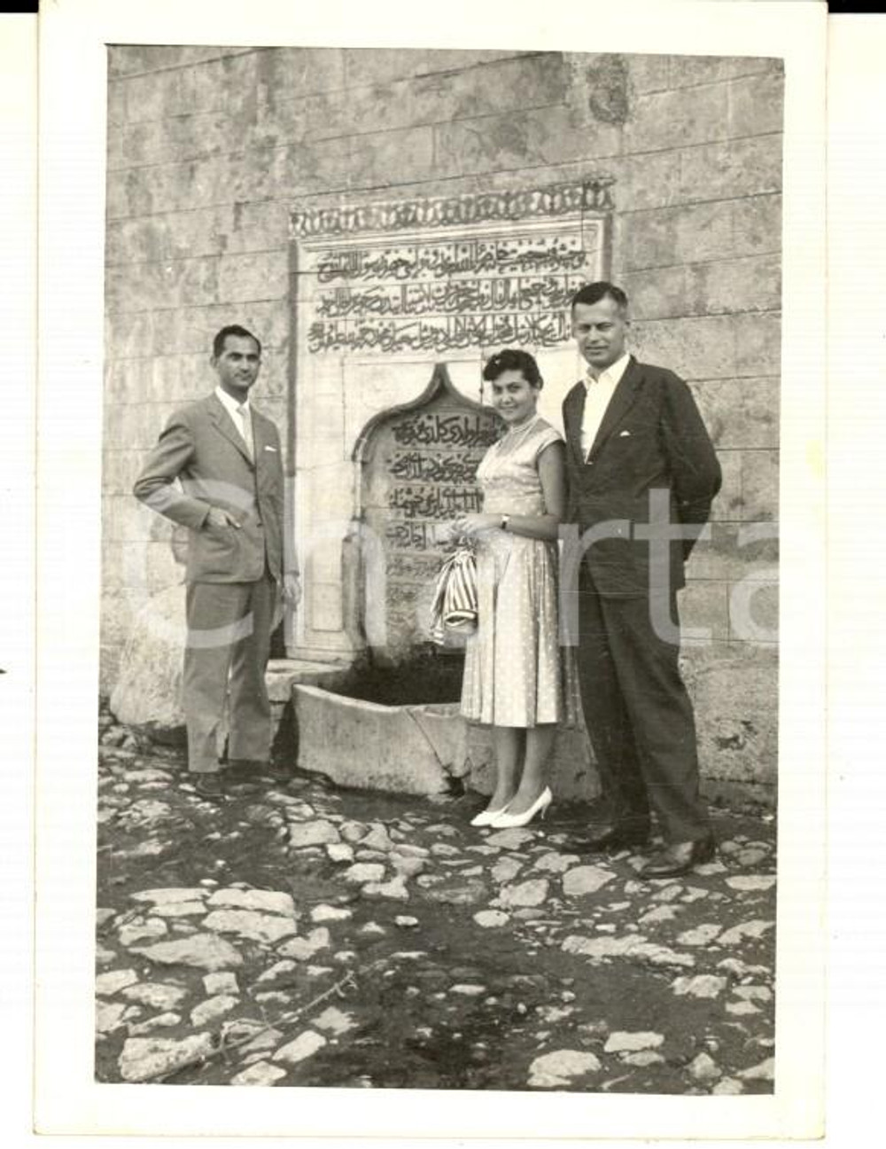 Fotografia d epoca originale 1960 ca FILIPPINE ? Francesco MELZI D ERIL presso un antica fonte Foto 7x9 1