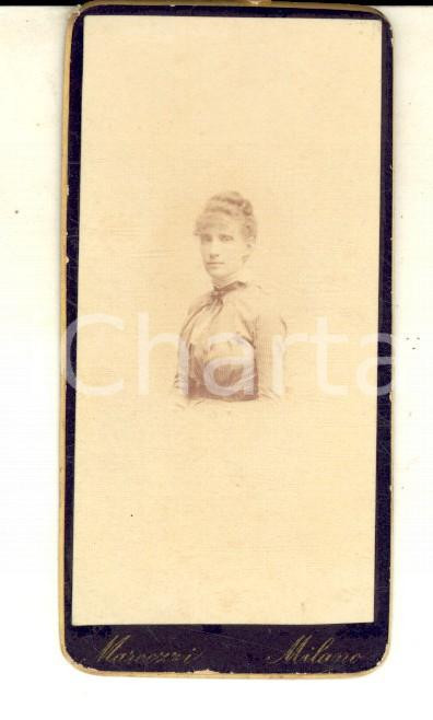 Fotografia d epoca originale 1880 ca MILANO Ritratto di nobildonna con abito chiaro Foto Carlo MARCOZZI 5x8 1