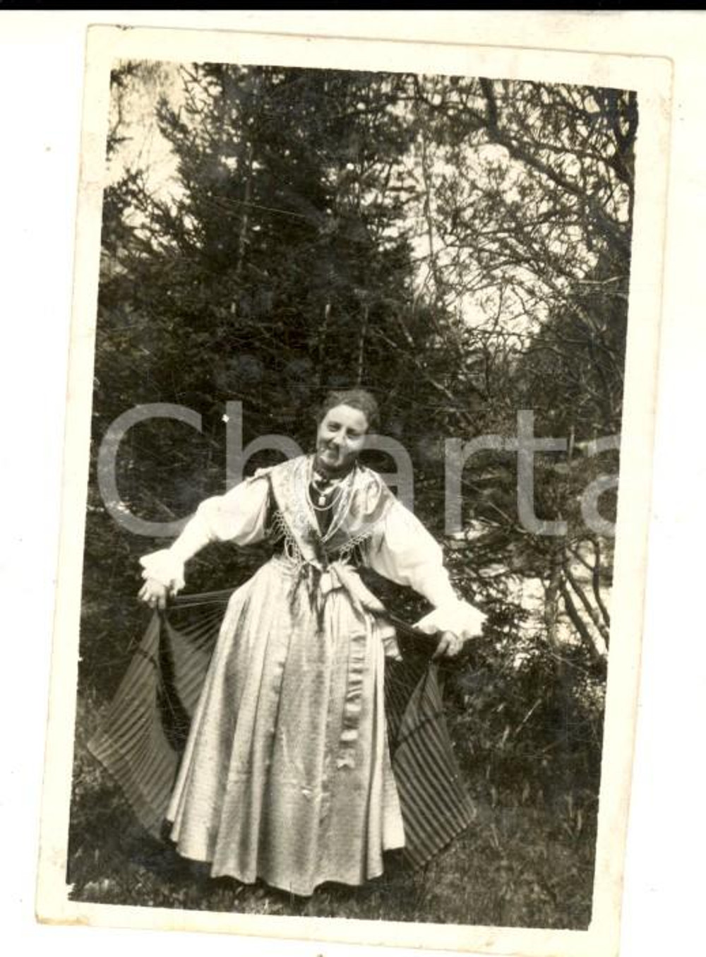 Fotografia d epoca originale 1932 CAMPITELLO DI FASSA Una donna in costume tradizionale Foto 6x8 cm 1