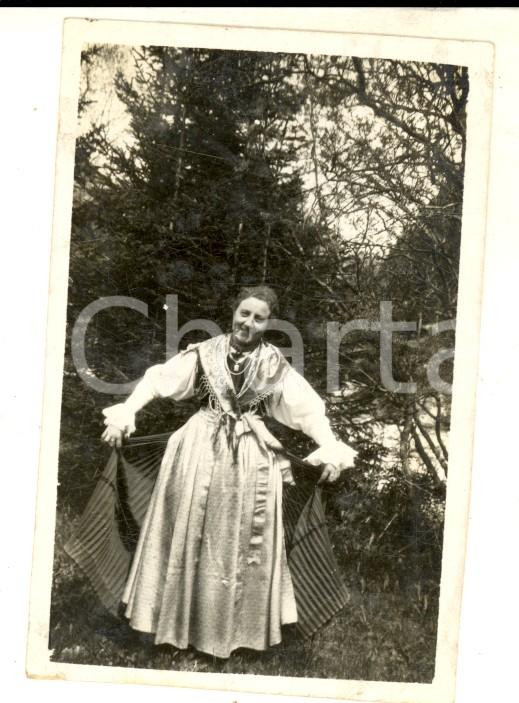 Fotografia d epoca originale 1932 CAMPITELLO DI FASSA Una donna in costume tradizionale Foto 6x8 cm 1