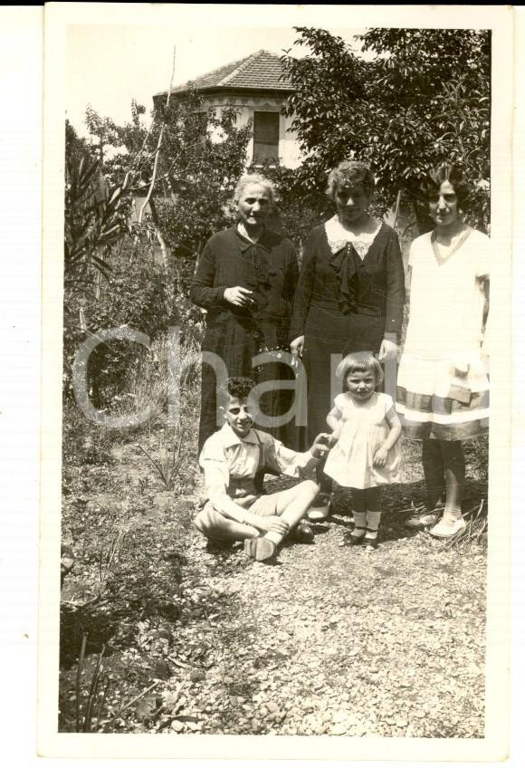 Fotografia d epoca originale 1940 ca AREA LOMBARDA Famiglia presso una dimora di campagna Foto 7x10 1