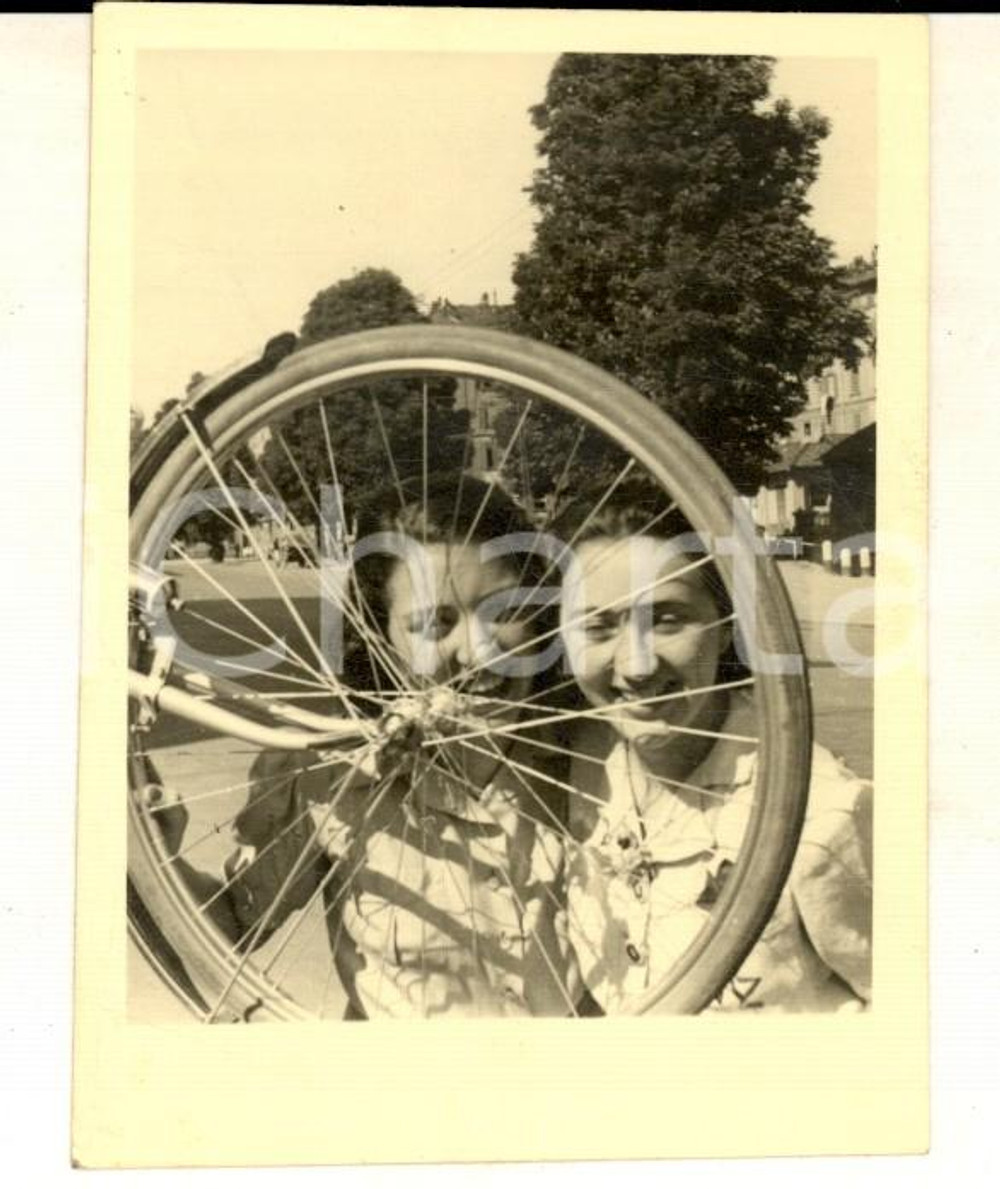 Fotografia d epoca originale 1940 ca AREA LOMBARDA Due ragazze e una bicicletta Foto VINTAGE CURIOSA 7x8 1