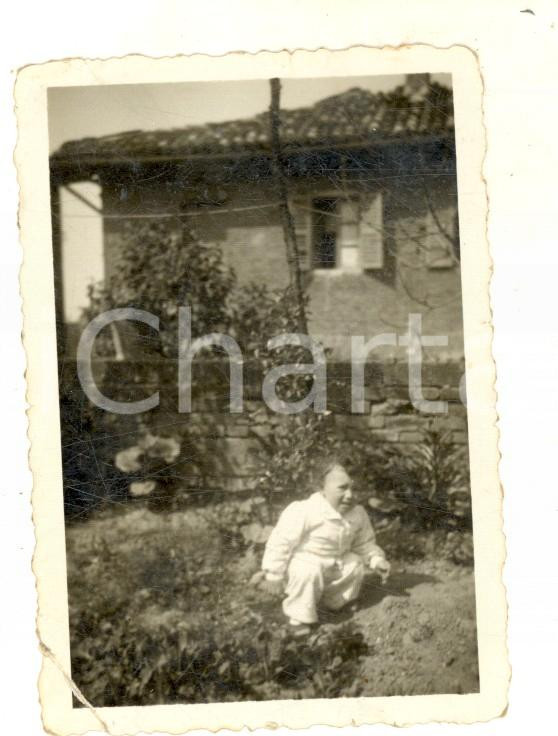 Fotografia d epoca originale 1940 AREA LOMBARDA Bambina nell orto di una cascina Foto VINTAGE 7x8 1