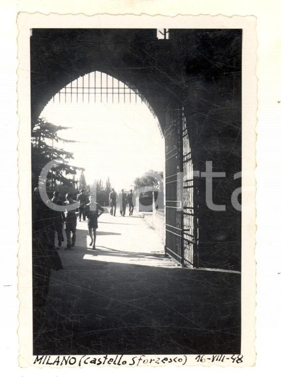 Fotografia d epoca originale 1948 MILANO Giovani all ingresso del CASTELLO SFORZESCO Foto VINTAGE 6x10 1
