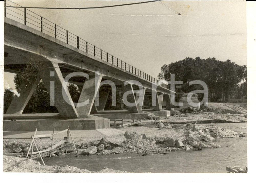 Fotografia d epoca originale 1950 ca AREA LOMBARDA Cantiere di un viadotto in costruzione Foto VINTAGE 18x13 1