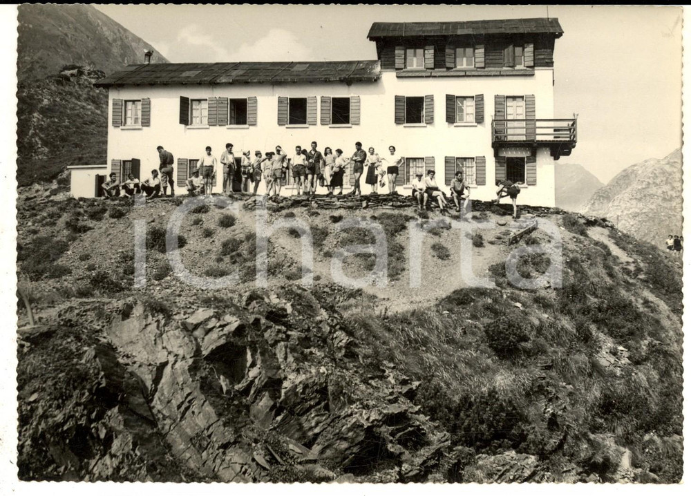 Fotografia d epoca originale 1950 ca TRENTINO Giovani escursionisti presso un rifugio Foto VINTAGE 18x13 1