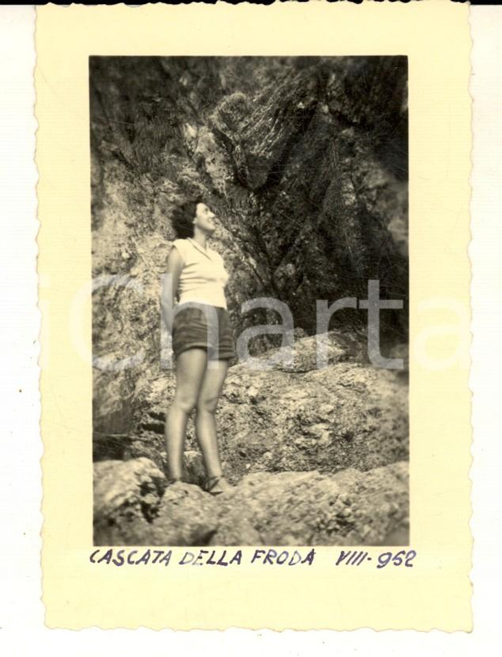 Fotografia d epoca originale 1952 CASCATA DELLA FRODA Ritratto di una giovane donna Foto VINTAGE 6x10 1