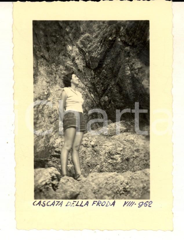 Fotografia d epoca originale 1952 CASCATA DELLA FRODA Ritratto di una giovane donna Foto VINTAGE 6x10 1