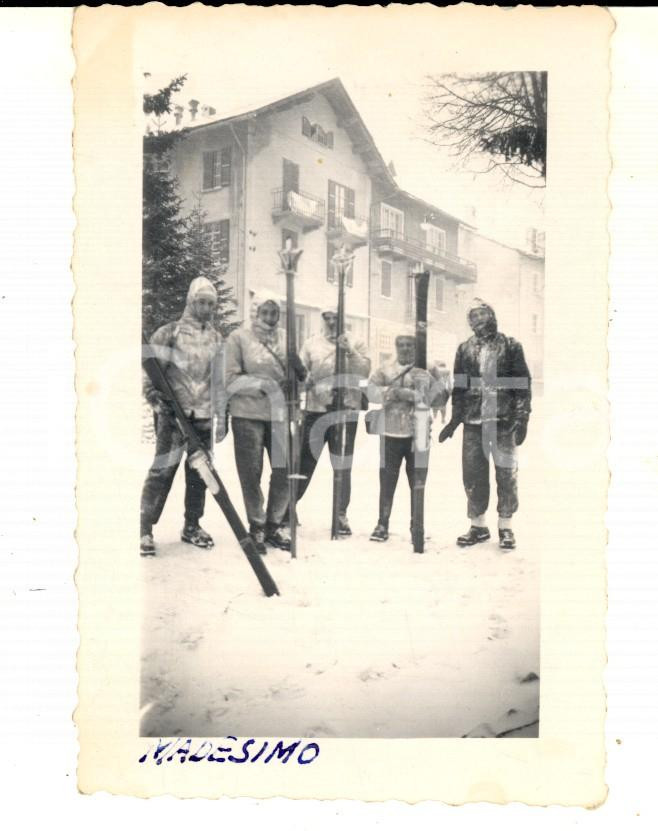 Fotografia d epoca originale 1954 MADESIMO Gruppo di sciatori sotto una nevicata Foto VINTAGE 6x10 cm 1