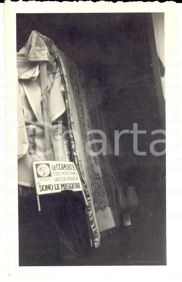Fotografia d epoca originale 1920 ca MILANO Vetrina negozio di lane  Coperte LANIFICIO SOMMA Foto 7x11 1