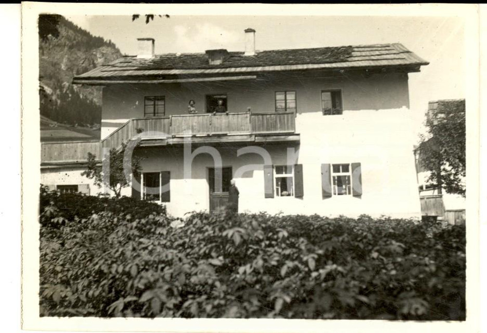 Fotografia d epoca originale 1930 MACUGNAGA VB Donne al balcone di una casa di campagna Foto 11x8 cm 1