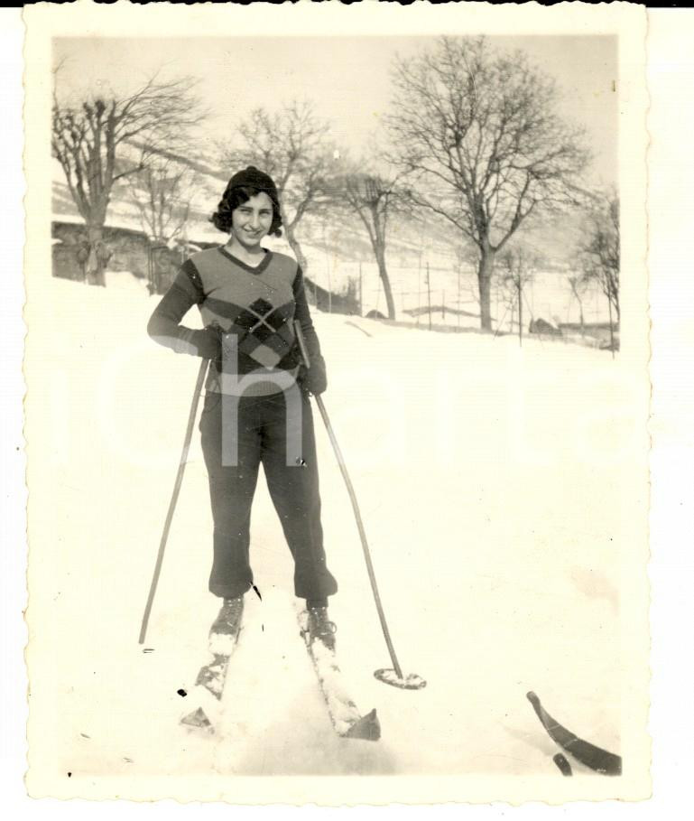 Fotografia d epoca originale 1933 PIAN DEL TIVANO Ritratto di una giovane sciatrice Fotografia VINTAGE 9x11 1