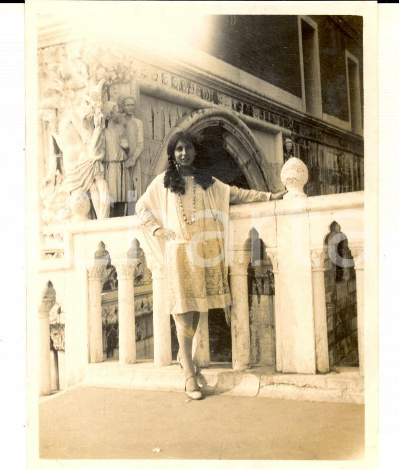 Fotografia d epoca originale 1930 ca VENEZIA Ritratto di fanciulla al Palazzo dei Dogi Foto VINTAGE 9x11 cm 1