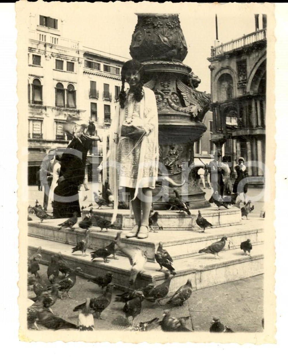 Fotografia d epoca originale 1930 ca VENEZIA Ritratto di fanciulla in piazza SAN MARCO Foto VINTAGE 9x11 cm 1