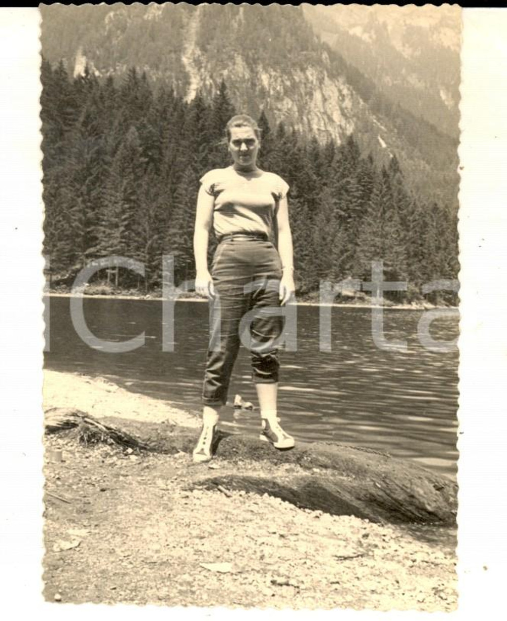 Fotografia d epoca originale 1950 ca LAGO DI TOVEL Giovane turista sulla riva Foto VINTAGE 7x11 cm 1
