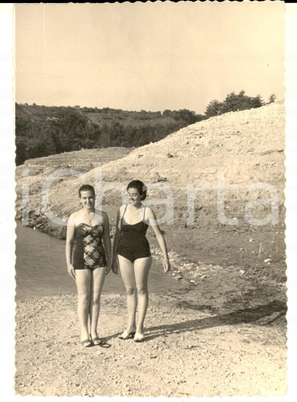 Fotografia d epoca originale 1950 ca LAGO DI TOVEL Coppia di donne sulla riva Foto VINTAGE 7x11 cm 1