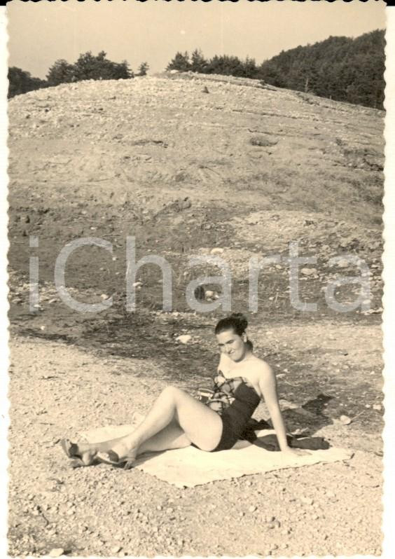 Fotografia d epoca originale 1950 ca LAGO DI TOVEL Donna prende il sole sulla riva  Foto VINTAGE 7x11 cm 1