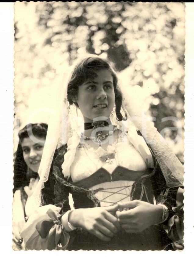 Fotografia d epoca originale 1950 ca TRENTINO Giovane donna in costume tradizionale Fotografia anonima 6x10 1