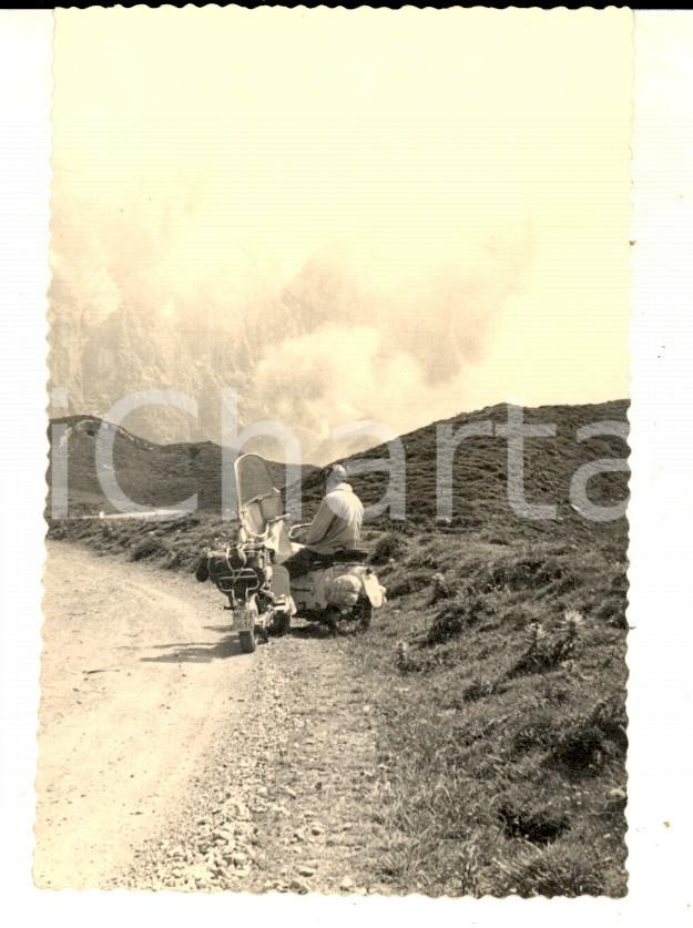 Fotografia d epoca originale 1950 ca PASSO ROLLE TN Veduta con motociclista Foto VINTAGE 6x10 cm 1