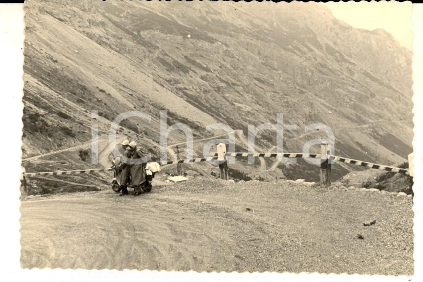 Fotografia d epoca originale 1950 ca PASSO DELLO STELVIO Una coppia di motociclisti Foto VINTAGE 6x10 cm 1
