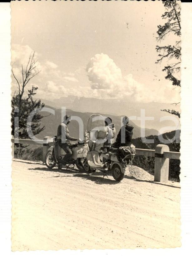 Fotografia d epoca originale 1950 ca CASTEL TIROLO BZ Motociclisti durante una gita Foto VINTAGE 7x10 1