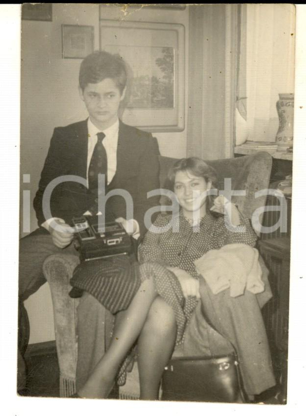 Fotografia d epoca originale 1976 MILANO NATALE Adolescenti in un salotto borghese Foto VINTAGE 7x10 cm 1