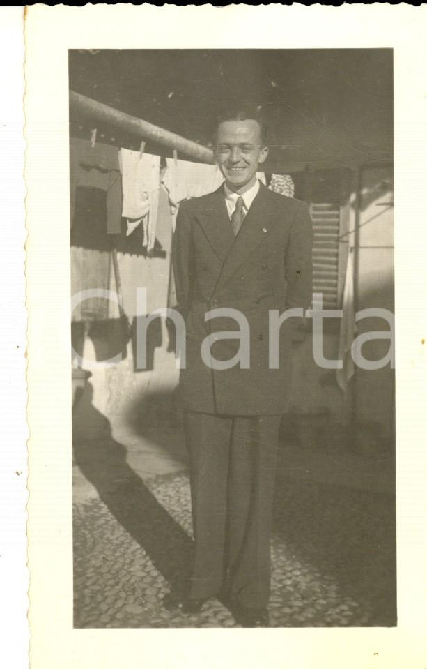 Fotografia d epoca originale 1950 ca MILANO ? Ritratto di un uomo in cortile tra i panni Foto VINTAGE 1